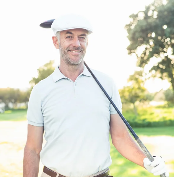 Sorrindo bonito golfista olhando para longe — Fotografia de Stock