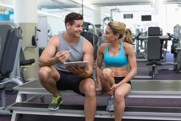 Female bodybuilder with trainer — Stock Photo, Image