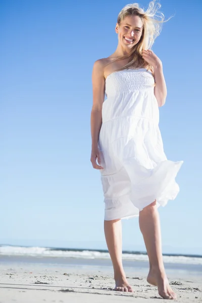 Blonde in witte jurk op het strand — Stockfoto