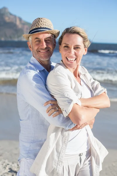 Счастливая пара стоит на пляже — стоковое фото