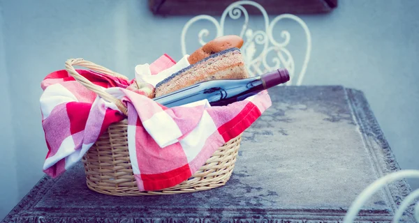 Picnic basket of wine and bread — Stock Photo, Image