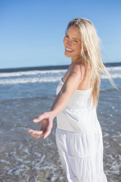 Kvinna i vit klänning på stranden — Stockfoto