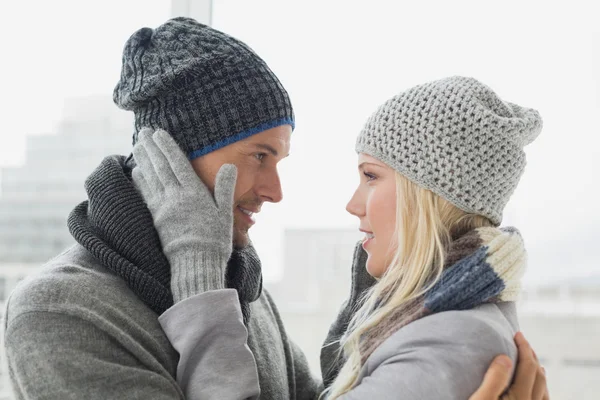 Nettes Paar in warmer Kleidung umarmt — Stockfoto