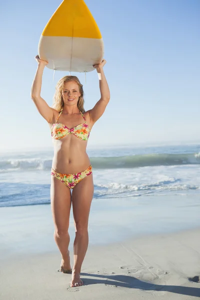 Holding yönetim kurulu onu bikini sarışın sörfçü — Stok fotoğraf