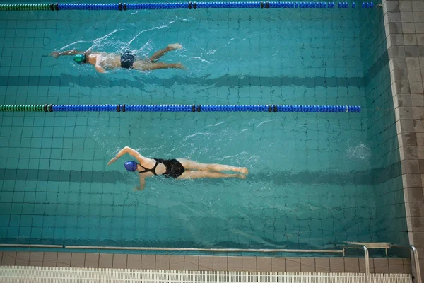 Homme et femme nagent dans la piscine — Photo