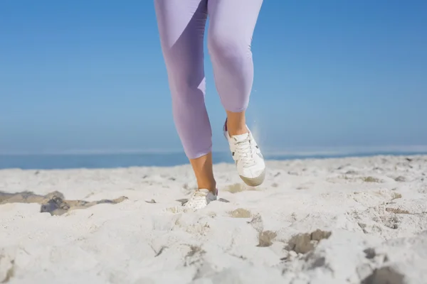 在沙滩上的运动型女人脚 — 图库照片