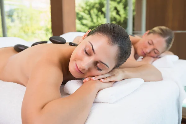 Freunde liegen auf Massagetischen — Stockfoto