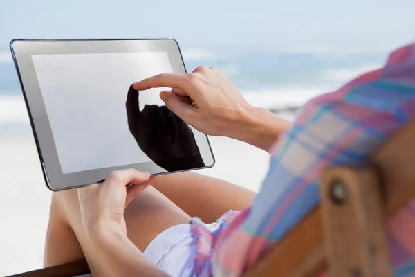 Mulher em cadeira de praia usando tablet — Fotografia de Stock