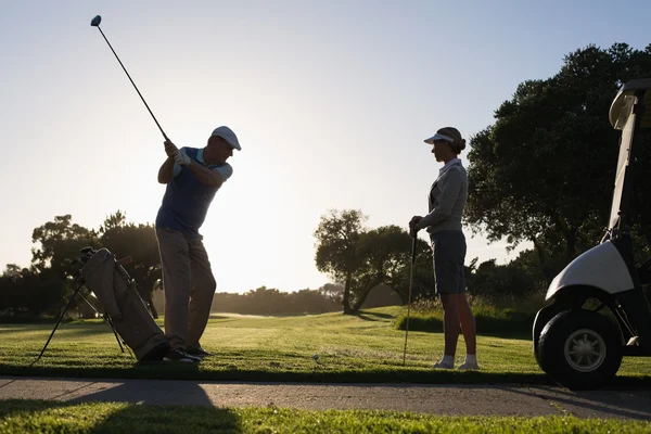 Golfe casal teeing off para o dia — Fotografia de Stock