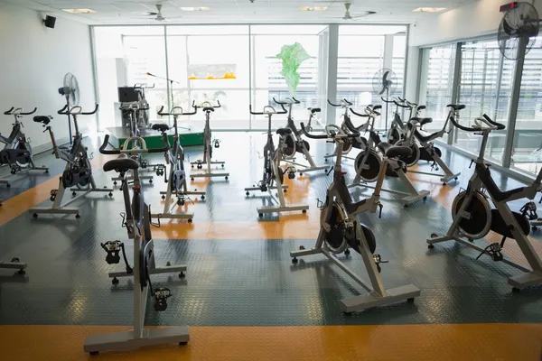 Salle de fitness avec vélos de spin — Photo