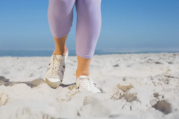 Sportowcy womans stóp na piasku — Zdjęcie stockowe