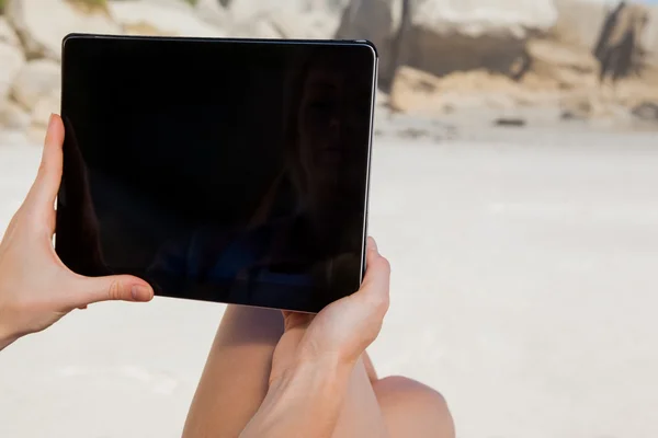 Femme sur la plage en utilisant la tablette pc — Photo