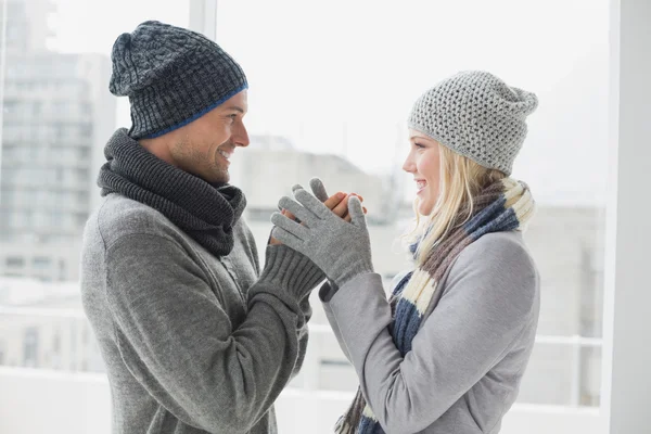 Nettes Paar in warmer Kleidung — Stockfoto