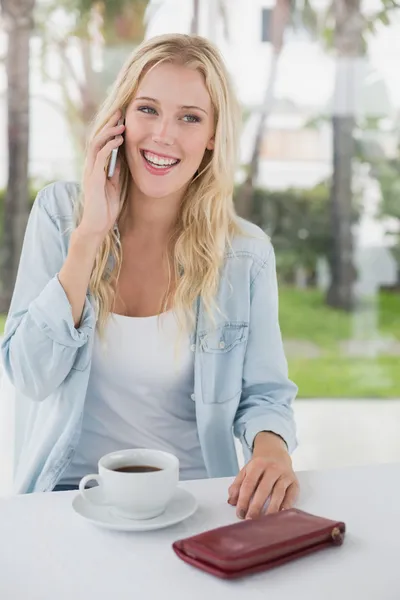 Blonde met koffie praten over telefoon — Stockfoto