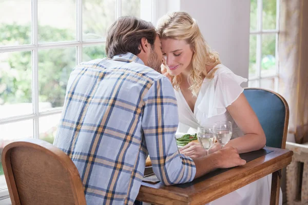 Couple dégustant un repas ensemble — Photo