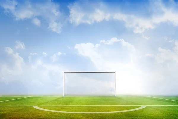 Campo de fútbol bajo el cielo azul — Foto de Stock