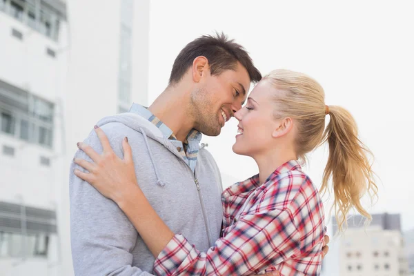 Hüftiges Paar, das sich umarmt und küsst — Stockfoto