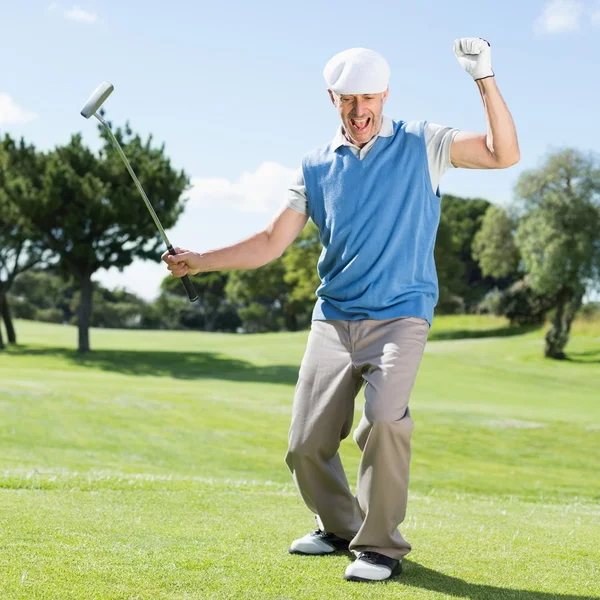 兴奋的高尔夫球手在果岭上加油 — 图库照片
