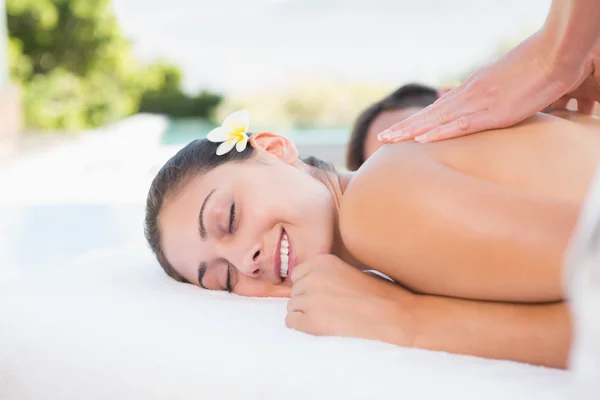 ? ouple genieten van paren massage bij het zwembad — Stockfoto