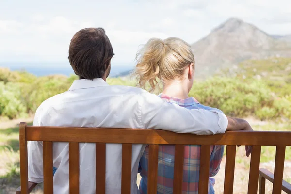 Par som sitter på bänken — Stockfoto