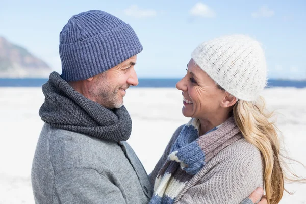 Paar in warmer Kleidung am Strand — Stockfoto