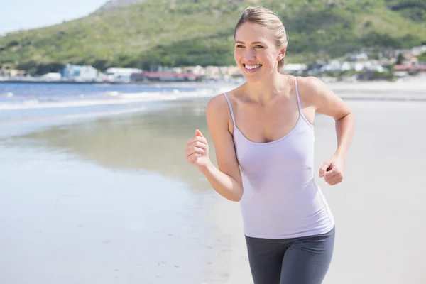 Ładna blondynka jogging na plaży — Zdjęcie stockowe