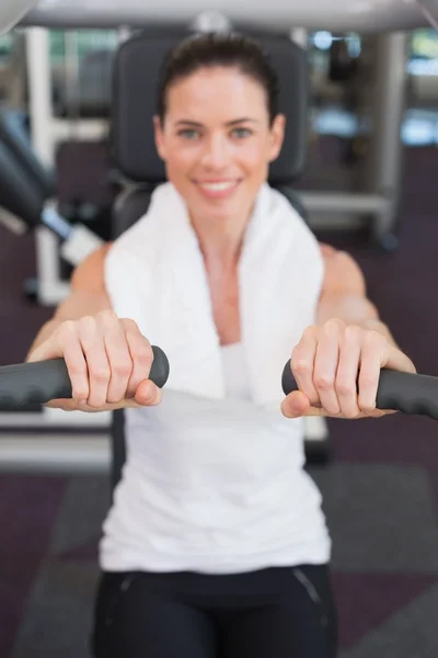 Brünette mit Gewichten Maschine für Arme — Stockfoto