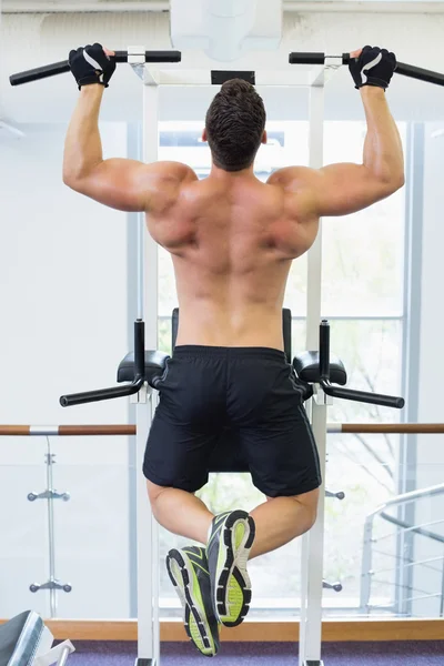 Shirtless bodybuilder doen pull ups — Stockfoto