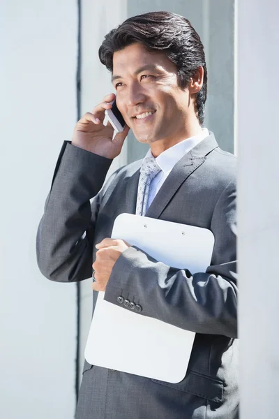 Agente inmobiliario hablando por teléfono — Foto de Stock