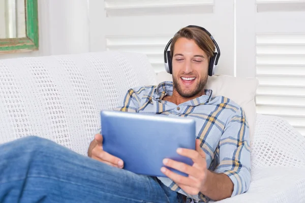 Homem ouvindo música no tablet pc — Fotografia de Stock