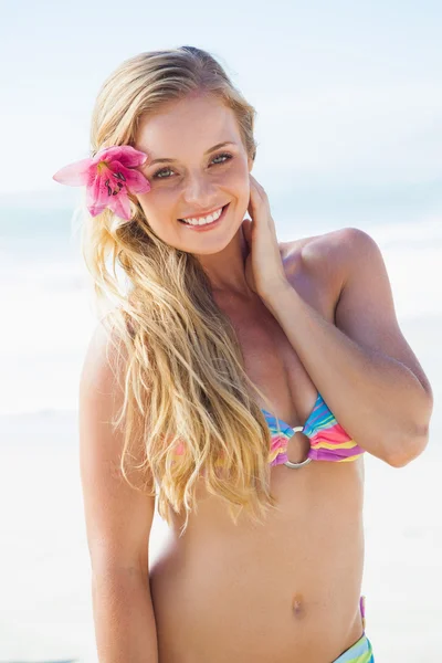 Sarışın gülümseyerek kumsalda bikini — Stok fotoğraf