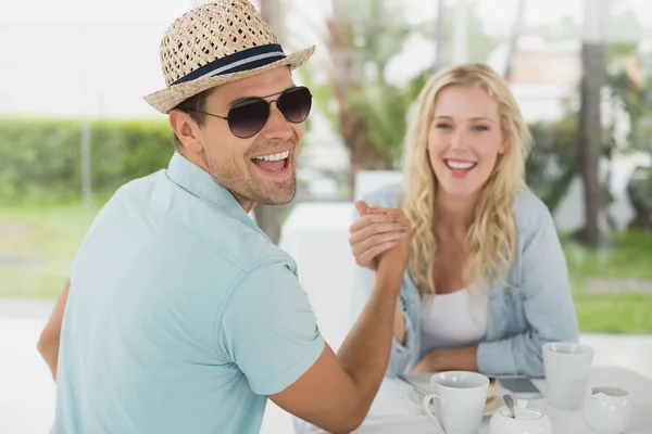 Hip young couple having coffee together — Stock Photo, Image