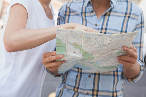地図を見て観光客のカップル — ストック写真
