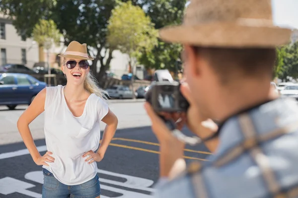 金髪の彼女のボーイ フレンドのためにポーズ — ストック写真