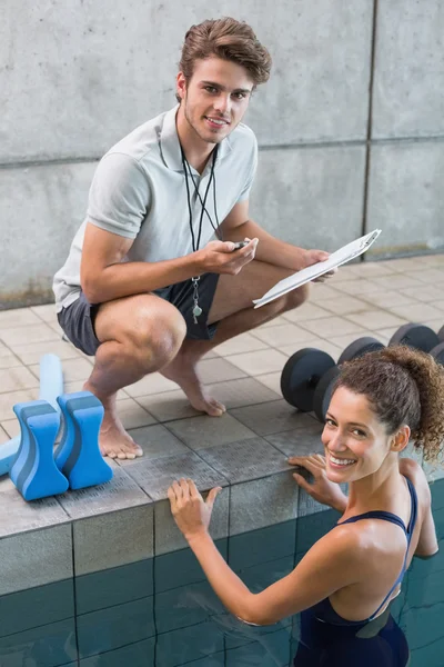 Swimmer with her coach poolside — Stock Photo, Image