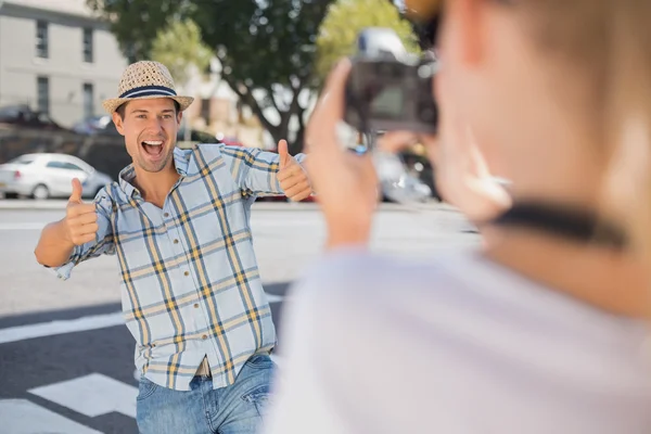 Feliz hombre de la cadera posando para su novia — Foto de Stock