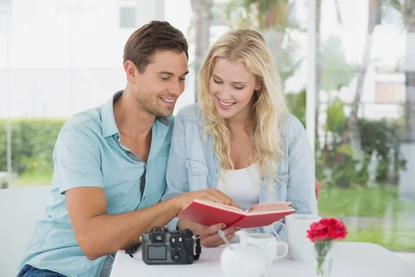 Hipster pareja leyendo libro juntos —  Fotos de Stock