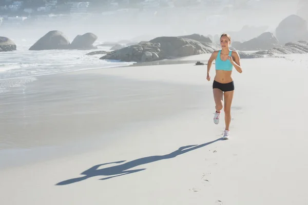 Fit mulher correndo na praia — Fotografia de Stock