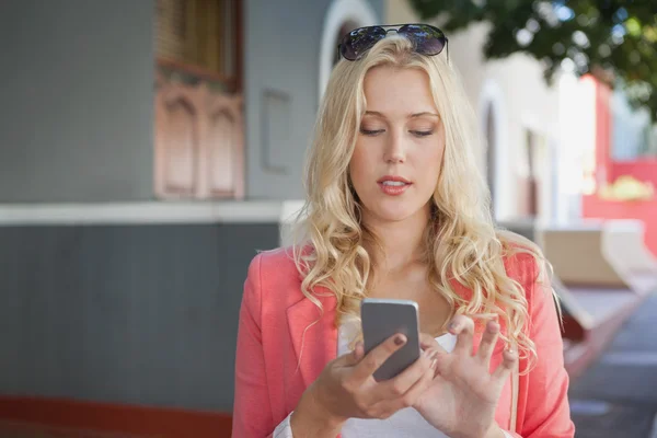 Blonde verzenden SMS-bericht — Stockfoto