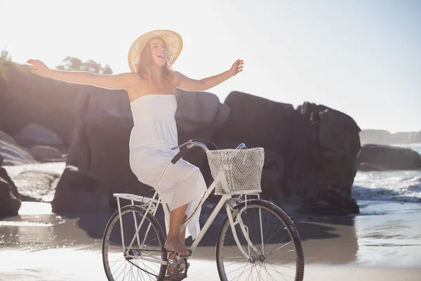 Blondine auf Radtour am Strand — Stockfoto