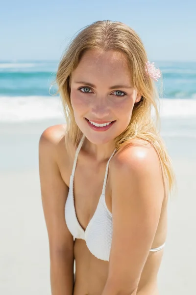 Blonde in white bikini smiling — Stockfoto