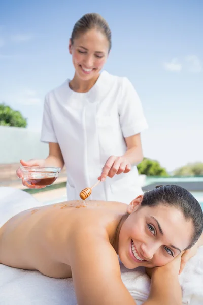 Brunette getting a honey beauty treatment — Stock Photo, Image