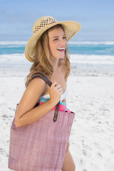 Blonde op het strand die tas — Stockfoto