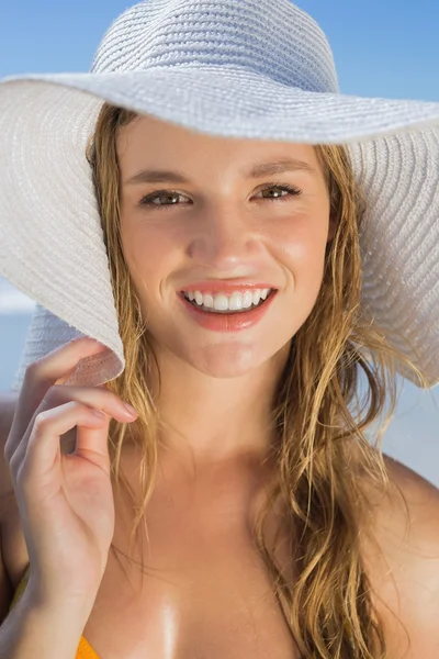 Mädchen im Bikini und Strohhut am Strand — Stockfoto