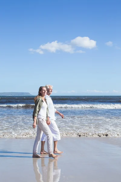 赤脚漫步在海滩上的情侣 — 图库照片