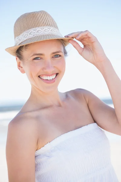 Bionda sulla spiaggia con cappello di paglia — Foto Stock