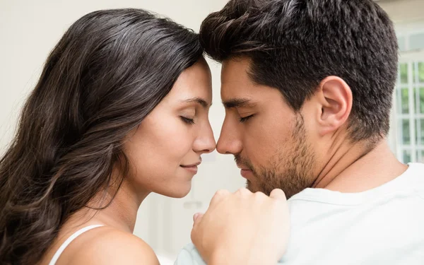 Casal atraente sentado cara a cara — Fotografia de Stock