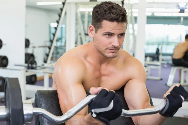 Bodybuilder lifting heavy barbell weight — Stock Photo, Image