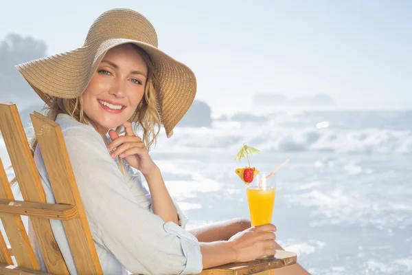 Blonde by the sea holding cocktail — Stock Photo, Image