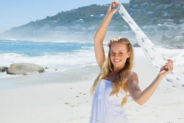 Bionda sorridente sulla spiaggia con sciarpa — Foto Stock